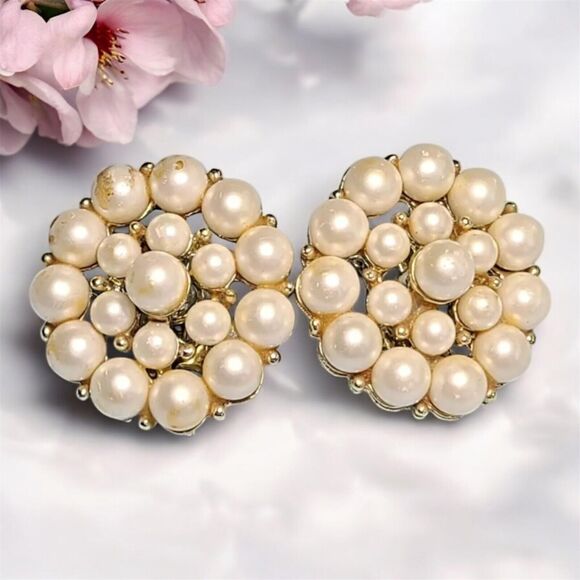 Unbranded Jewelry - Earrings pearl clip on vintage 1 inch goldtone with cream pearls